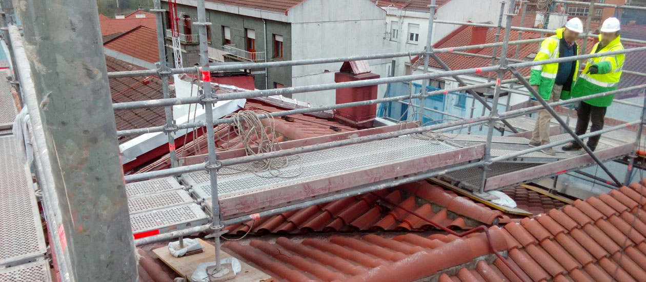 Andamios instalados para la reforma de la cubierta de un edificio en Basauri Bilbao