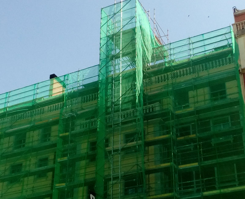 Sistema de andamiaje en la rehabilitación de una fachada por el estudio de arquitectura en Getxo IMG